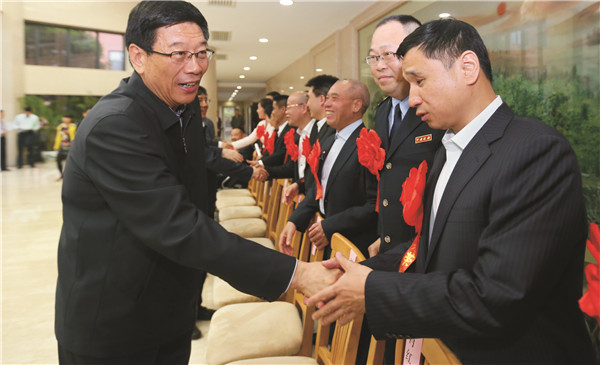 时任湖南省委书记、省人大常委会主任徐守盛鼓励颐而康公司负责人为社会作出更多贡献。